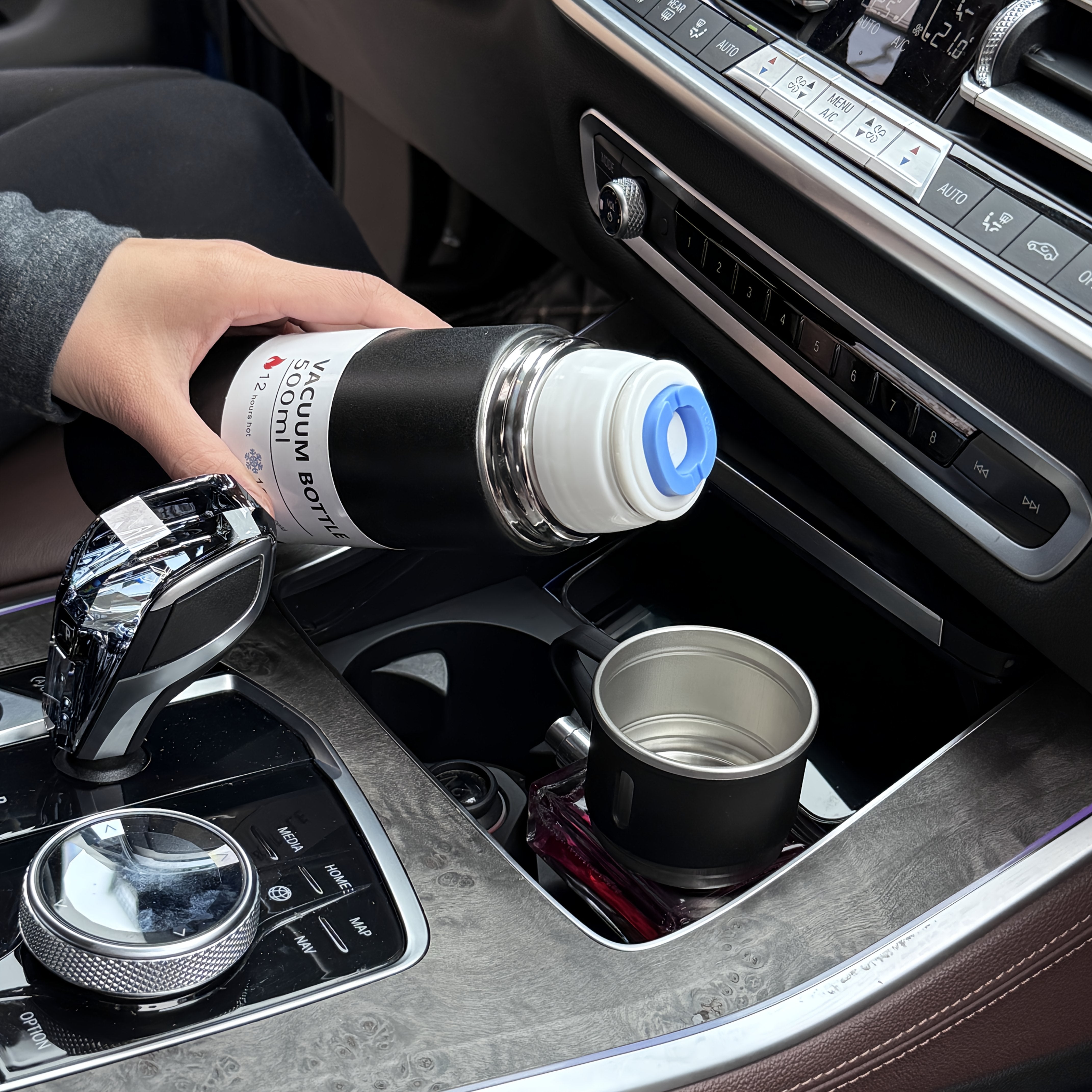 A Set of Stainless Steel Insulated Cups, 500Ml/16.9Oz Vacuum Sealed Water Bottle, Comes with 3 Cups, Stainless Steel Car Water Bottle Holder, Suitable for Coffee And Cold Drinks, Ideal Back-To-School Supplies